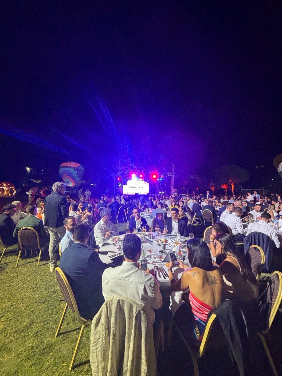 Cena di gala all'aperto ad Antalya, tavolata di un gruppo numeroso