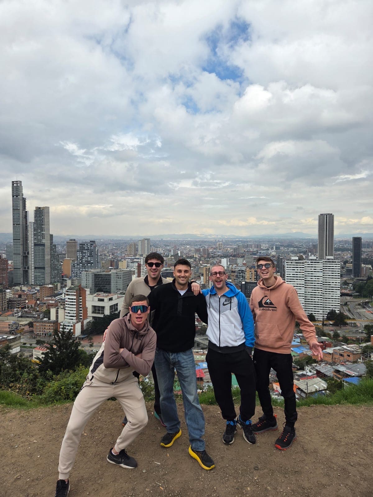 Un gruppo davanti allo skyline di Bogotá visto da Monserrate