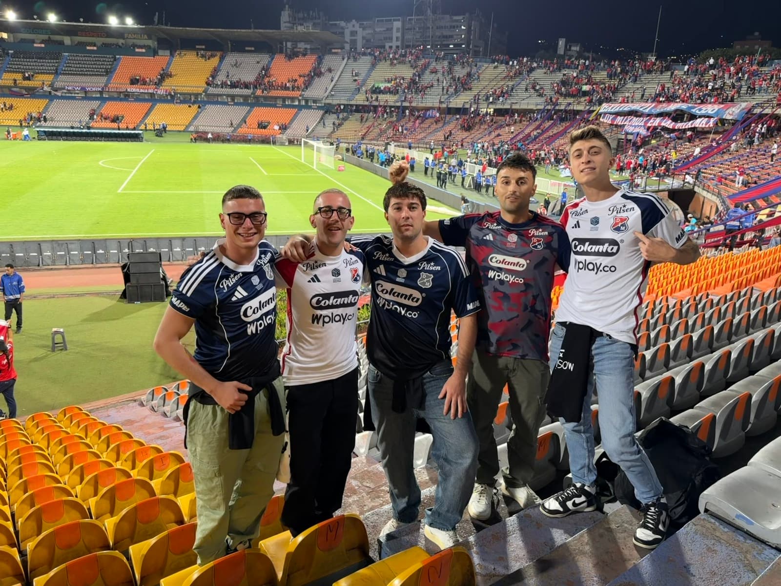Un gruppo sugli spalti dello stadio Atanasio Girardot a Medellín